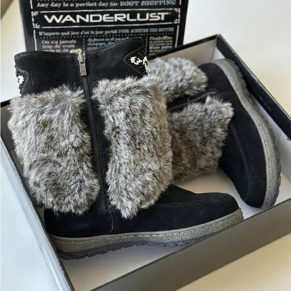 Wanderlust Women\'s Black and Gray Winter Boots